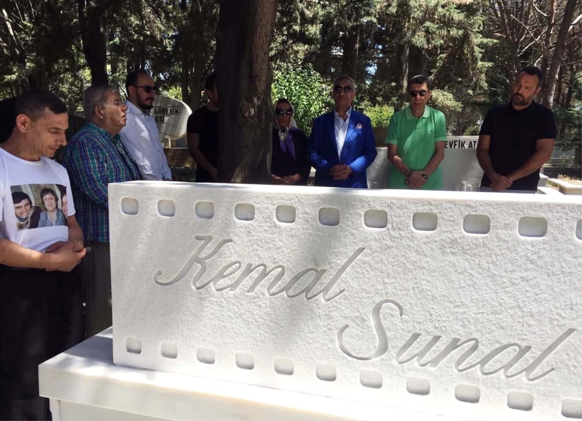Kemal Sunal vefatının 19\'uncu yılında mezarı başında anıldı