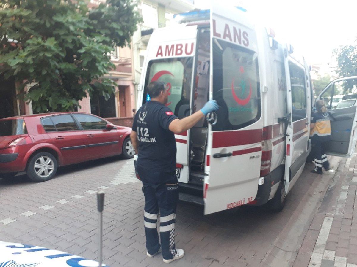 Kendini bıçaklayıp 112 ekiplerini aradı