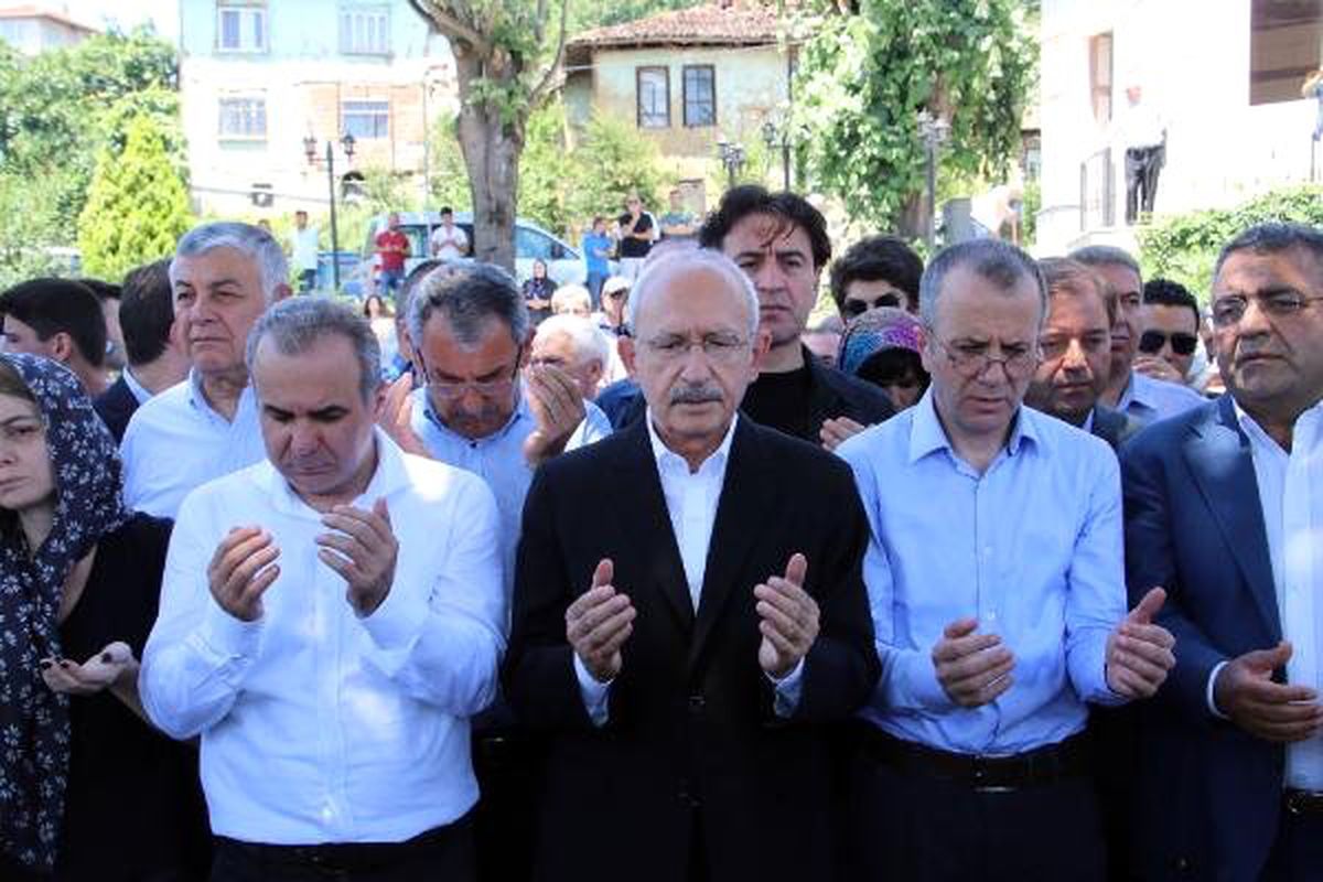 Kılıçdaroğlu, iletişim koordinatörünün acısına ortak oldu