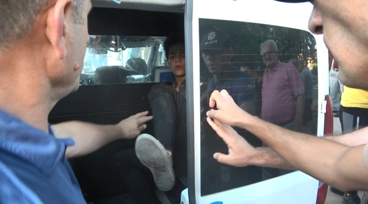 Kimliğini göstermek istemeyen genç, polislere tekme atmaya çalıştı