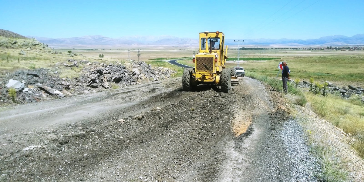 Kırsal mahallelerde parke ve yol çalışmaları devam ediyor