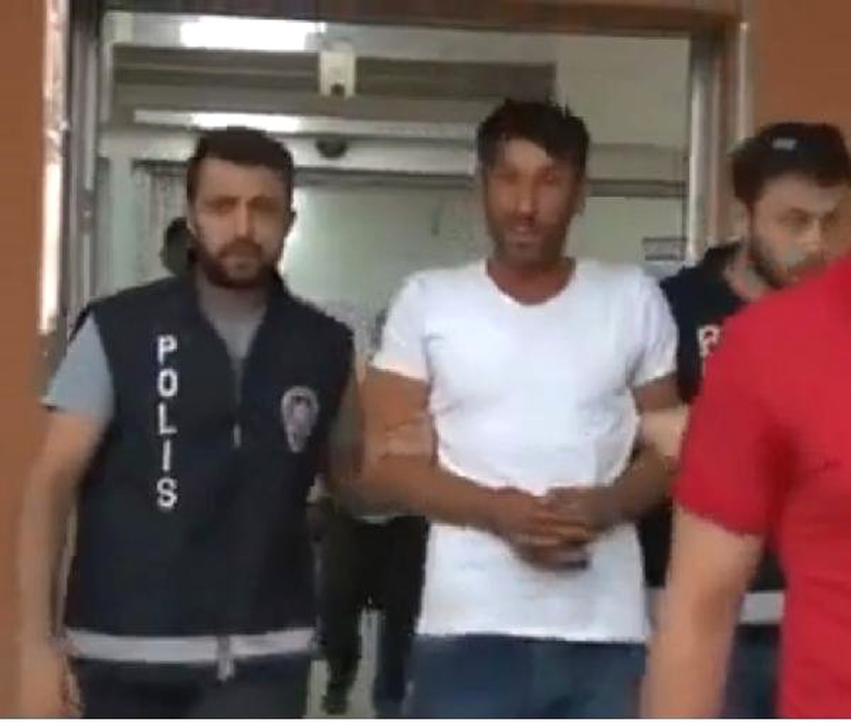 Kucağında bebeği olan eski eşini bıçaklayan şüpheli, tutuklandı