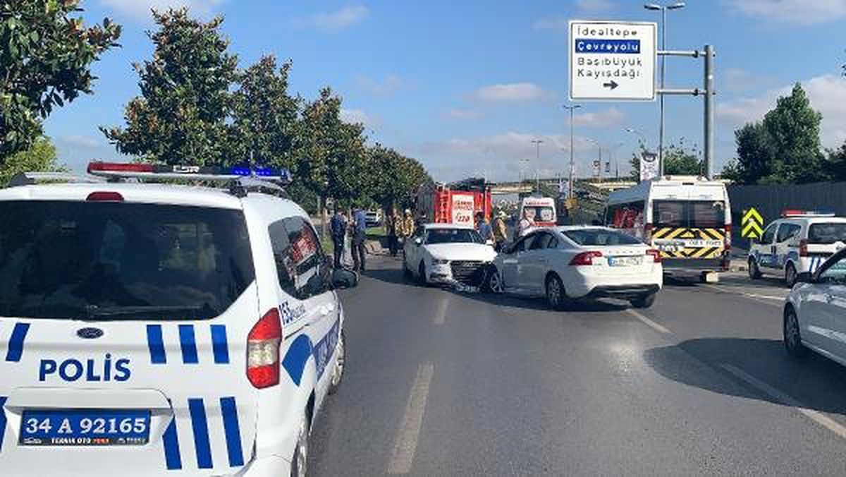 Maltepe\'de refüjü aşan araç karşıdan gelen araçla kafa kafaya çarpıştı
