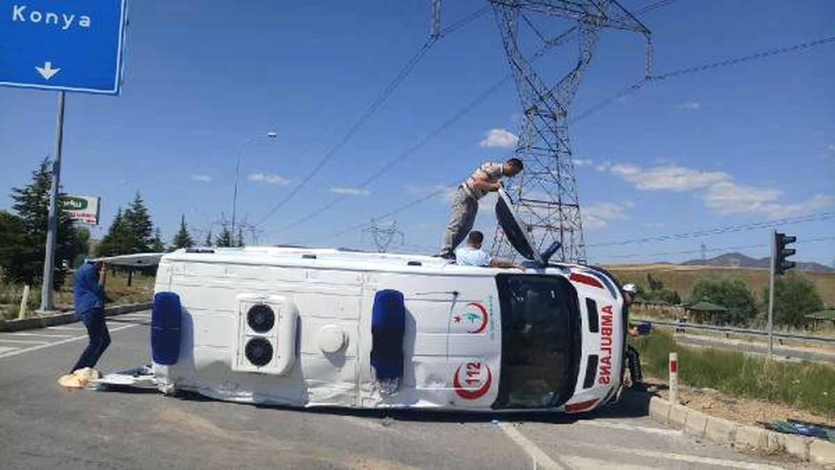 Otomobil ile ambulans çarpıştı: 4 yaralı