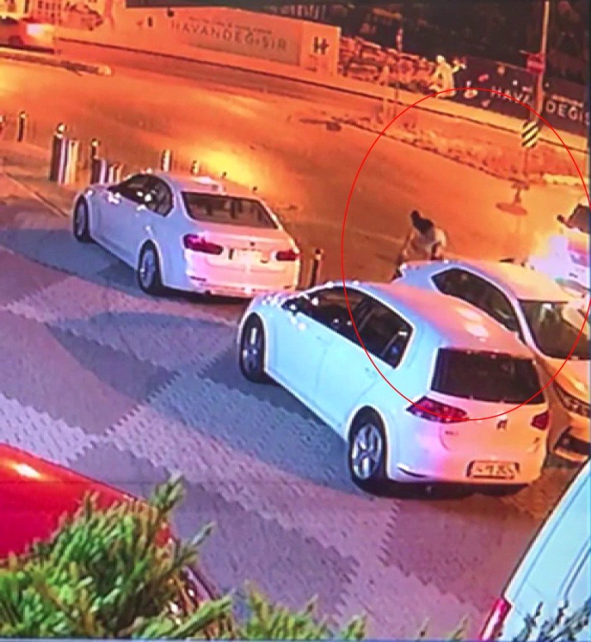(Özel) Maltepe\'de iki motosikletlinin arabaya çarpıp yola fırladığı anlar kamerada