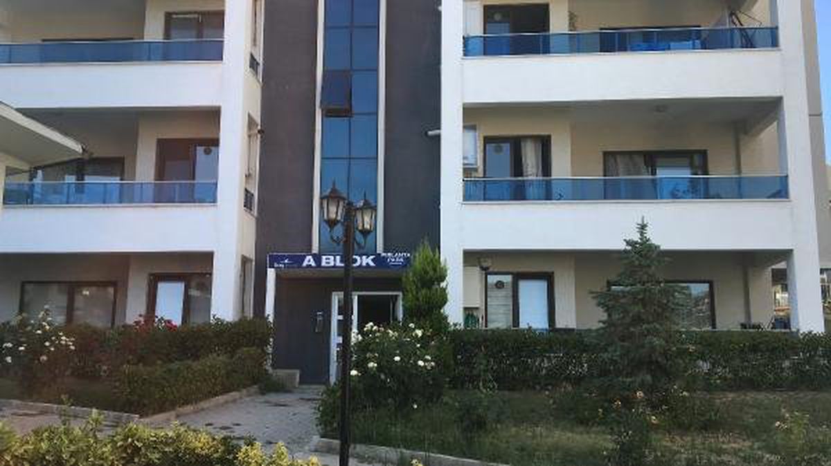 Reddettiği kızı ile görüşmek isteyen karısını öldürdü