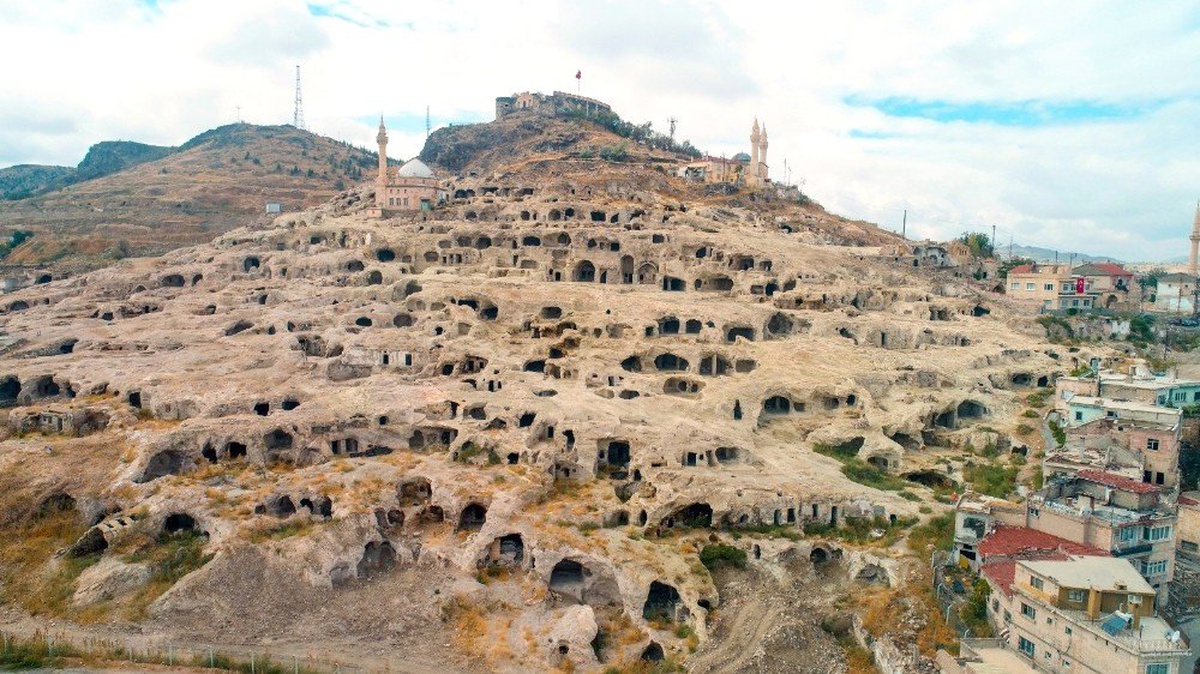 Roma askerlerinin atlarının barındığı bin 500 yıllık ahır bulundu