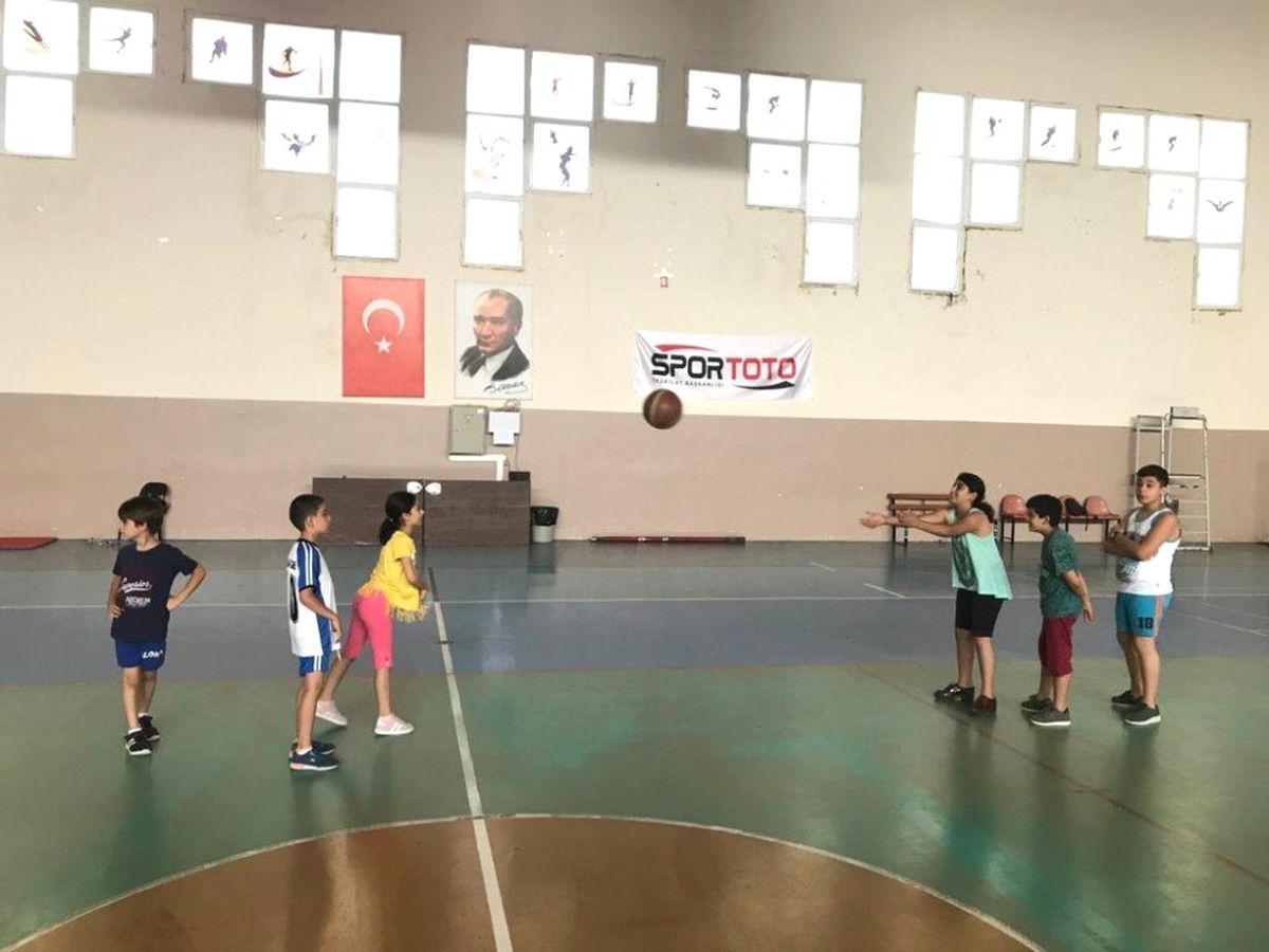 Samandağ Belediyesi ücretsiz basketbol kursu başladı