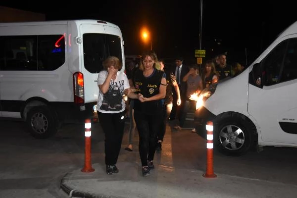 Sarar çiftine dehşeti yaşatan 6 Moldovalı, Türkiye\'ye iade edildi (2)
