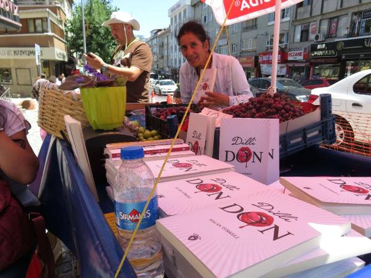 Seyyar satıcı Türkeli, 5. kitabını meyve tezgahında imzaladı
