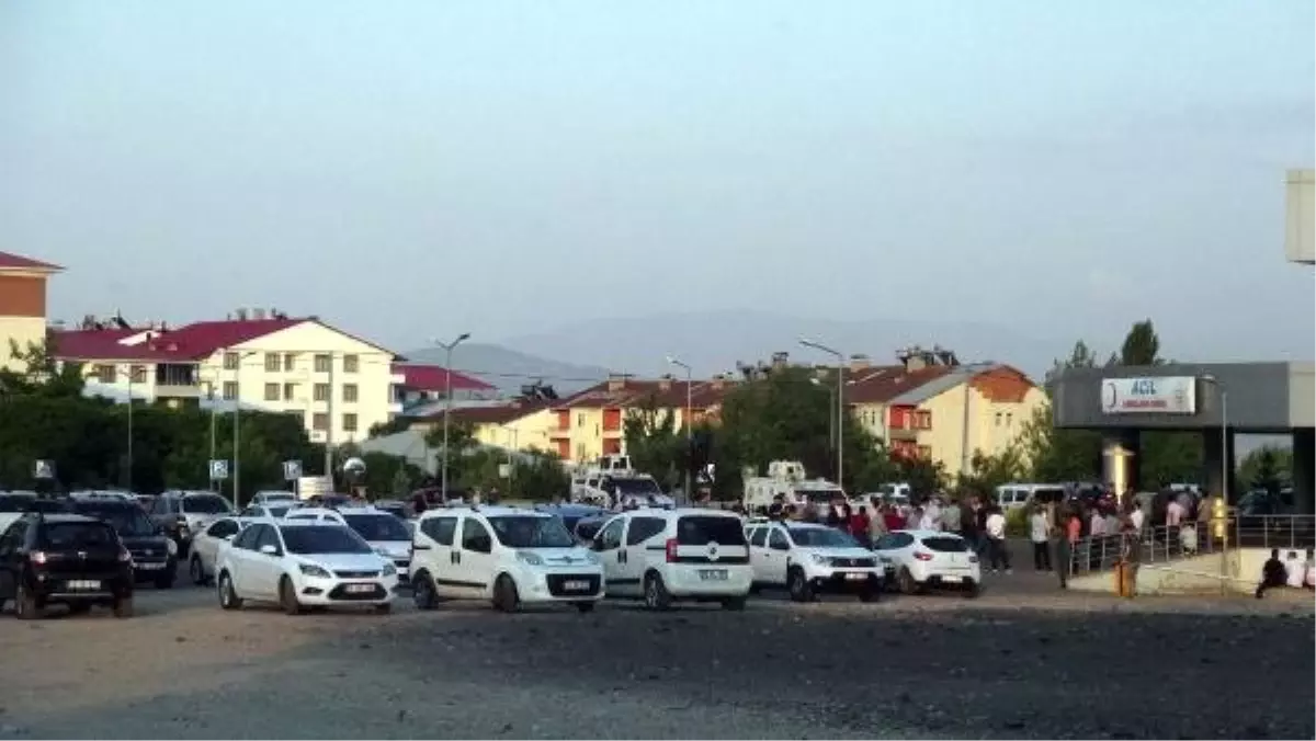 Silahlı saldırıya uğrayan kişi ile yoldan geçen doktor yaralandı