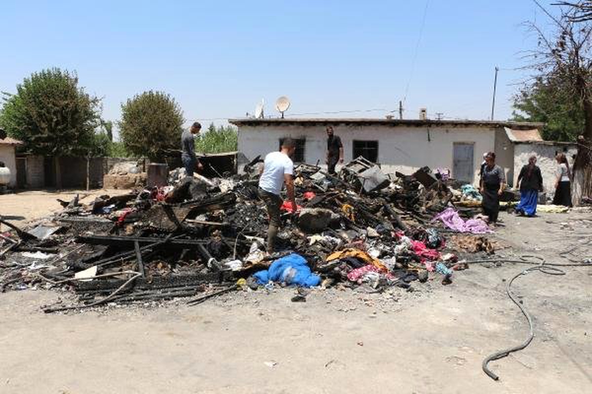Silopi\'de çıkan yangında 18 kişinin yaşadığı ev küle döndü