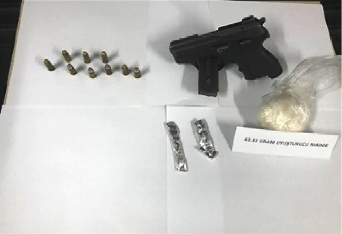 Şüpheli kamyonetten uyuşturucu ve ruhsatsız silah çıktı