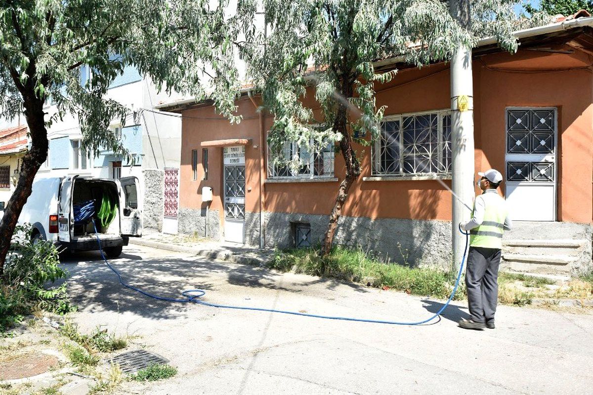 Tepebaşı\'nda ilaçlama çalışmaları sürüyor