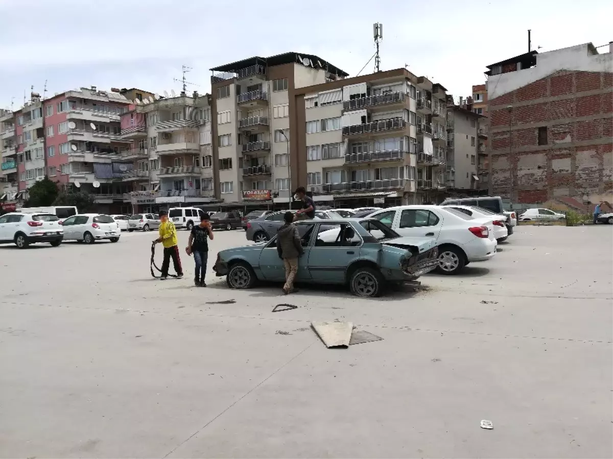 Terkedilen otomobil dilendirilen çocukların evi ve oyuncağı oldu