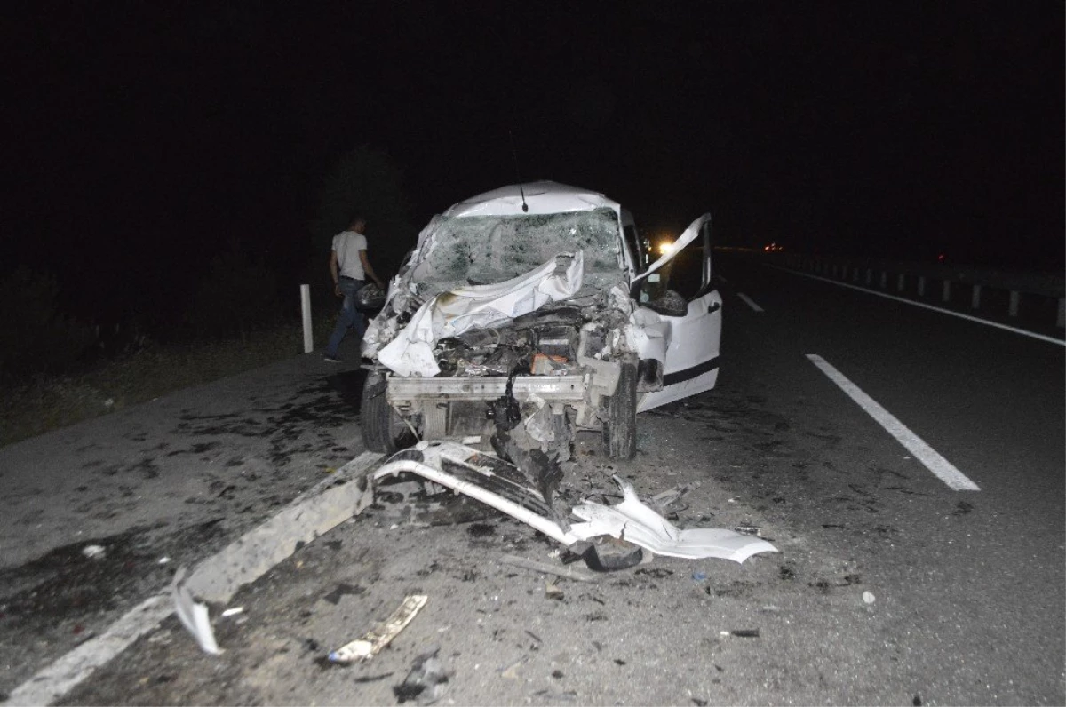 Tomruk yüklü kamyona arkadan çarpan sürücü yaralandı