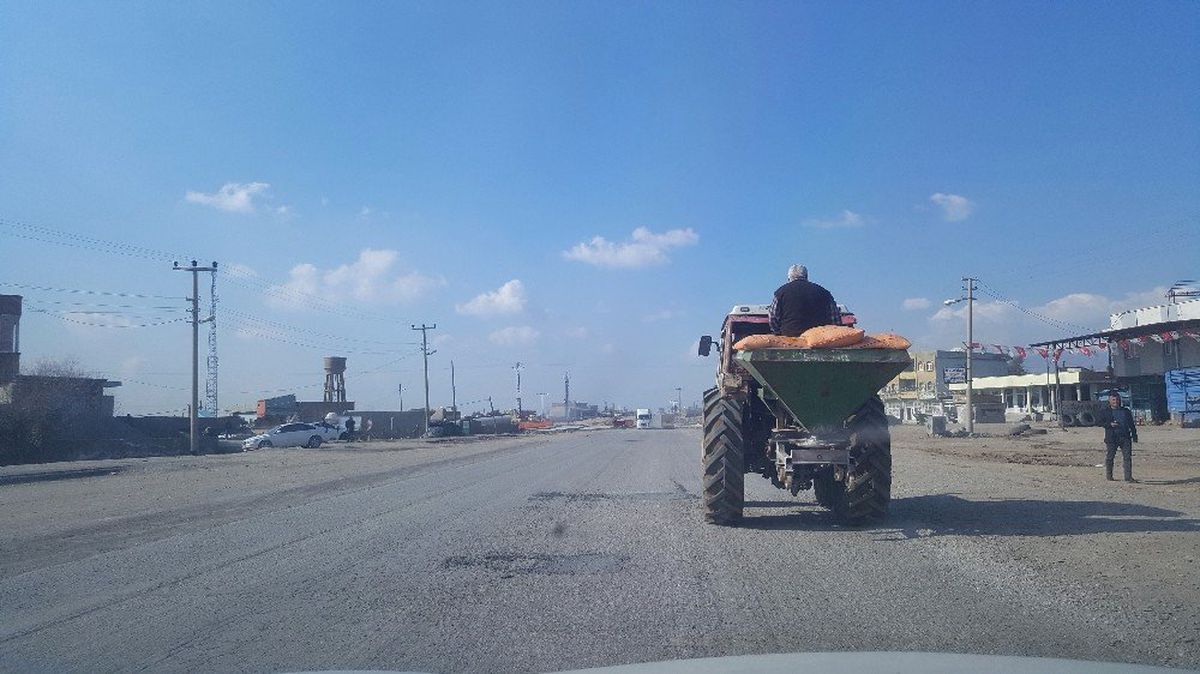 Traktörün arkasındaki yolculuk faciaya davetiye çıkardı