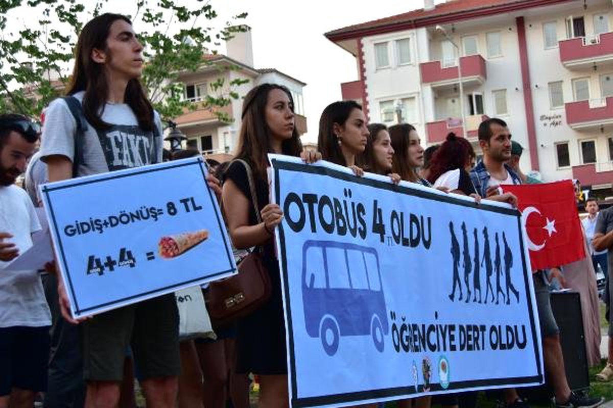 Üniversite öğrencilerinden ulaşım zammına tepki
