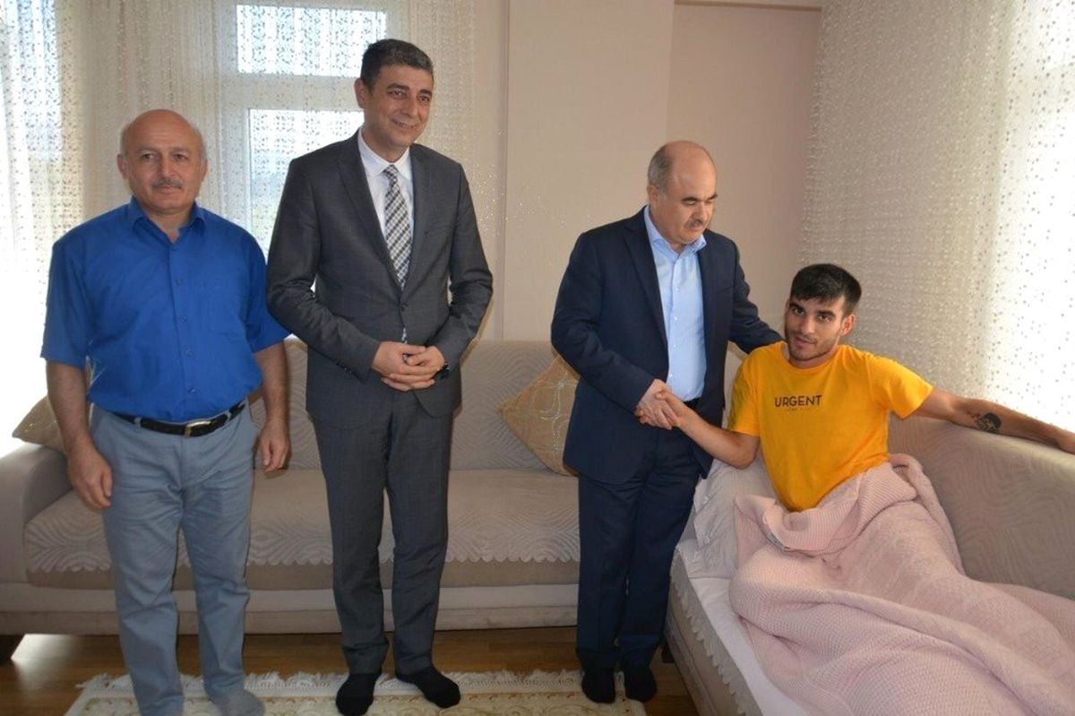 Vali Dağlı Gaziyi evinde ziyaret etti