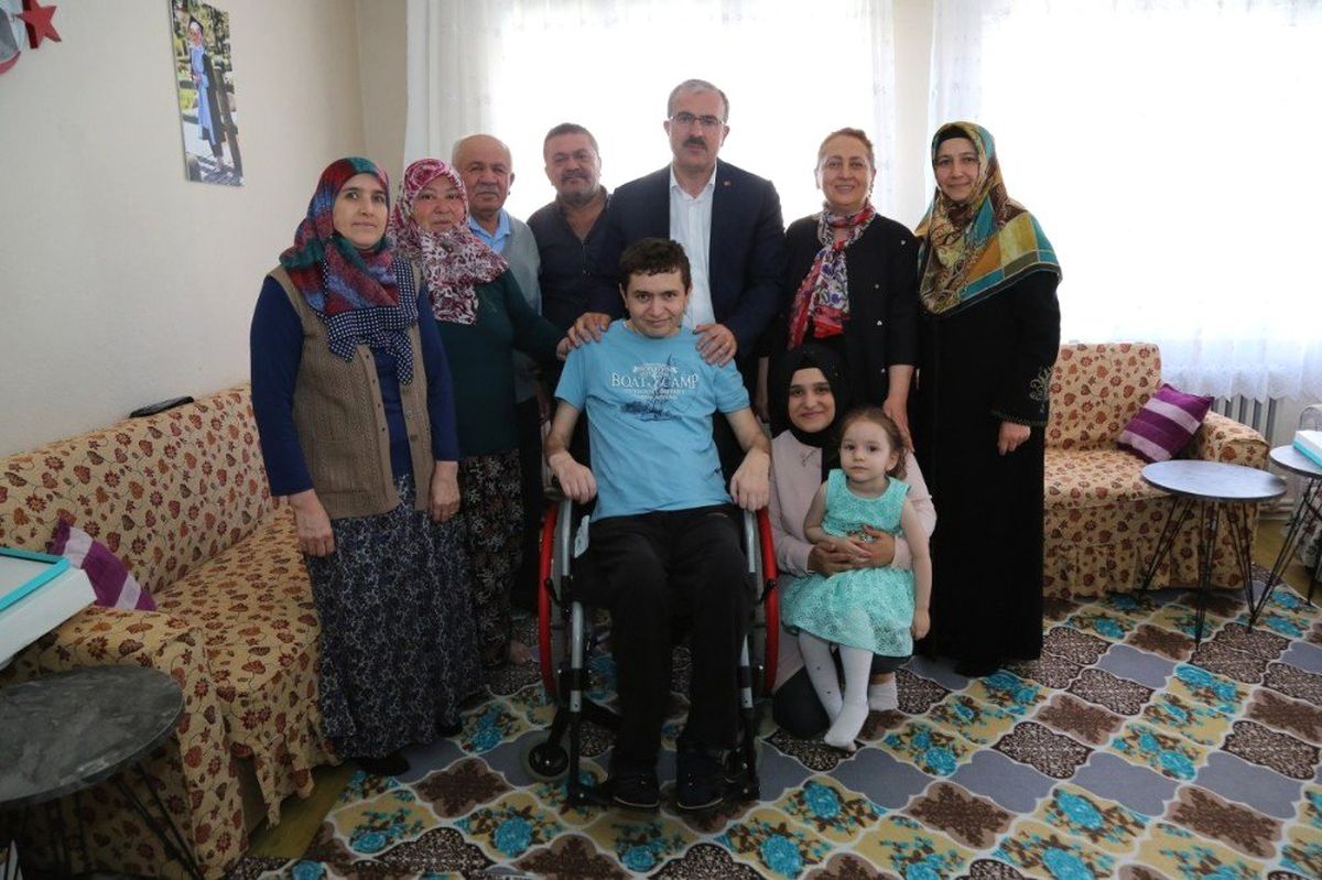 Vali, Gazi Coşkun Özyurga\'yı evinde ziyaret etti