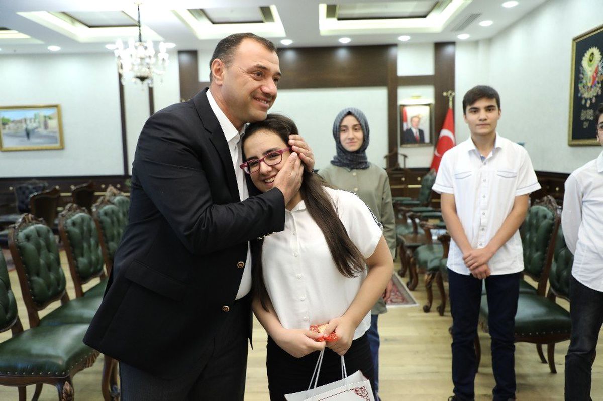 Vali Kaldırım, LGS birincileriyle bir araya geldi