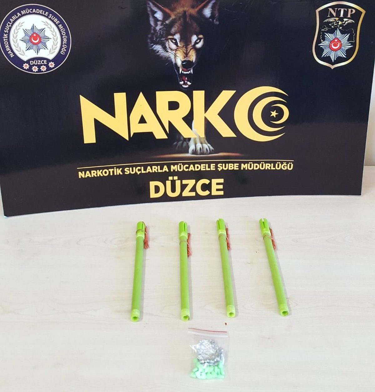 Yapılan operasyonda dinamit lokumu ve uyuşturucu çıktı