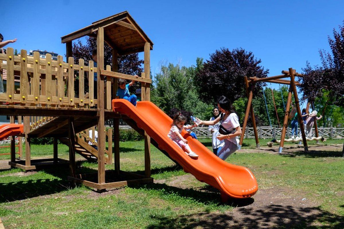 Altınköy\'e ahşaptan oyun parkı