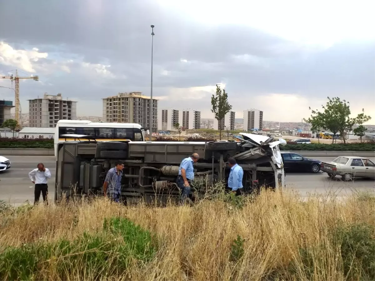 Ankara\'da işçi servisi kaza yaptı: 14 yaralı