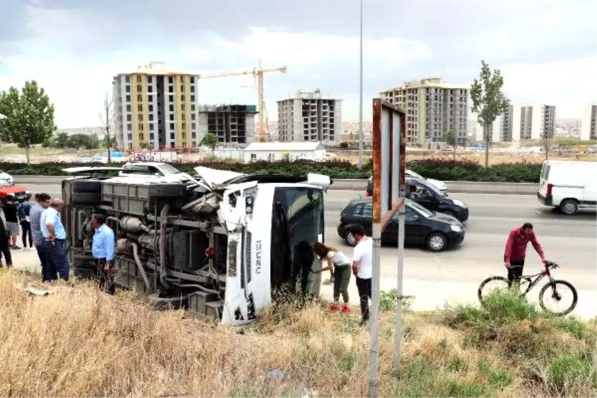 Ankara\'da işçileri taşıyan servis aracı devrildi: 14 yaralı