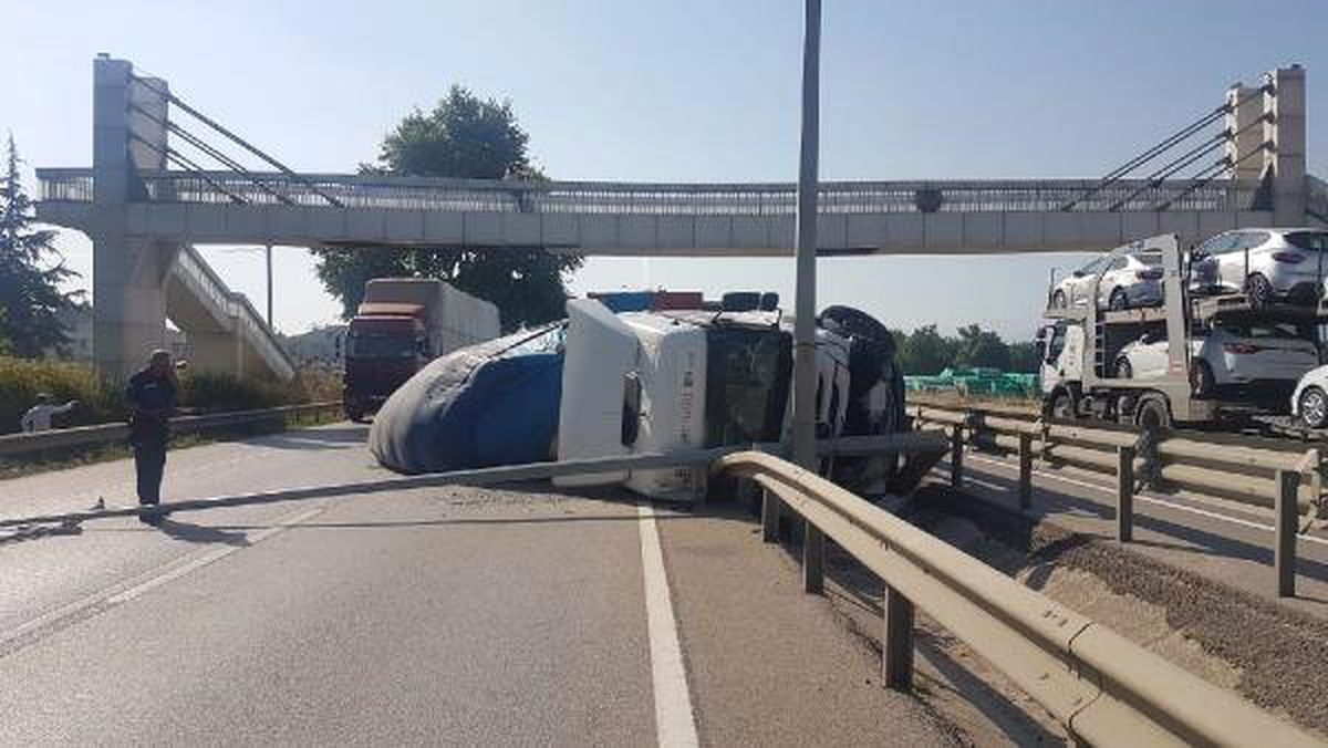 Ay çekirdeği yüklü TIR devrildi, karayolu trafiğe kapandı