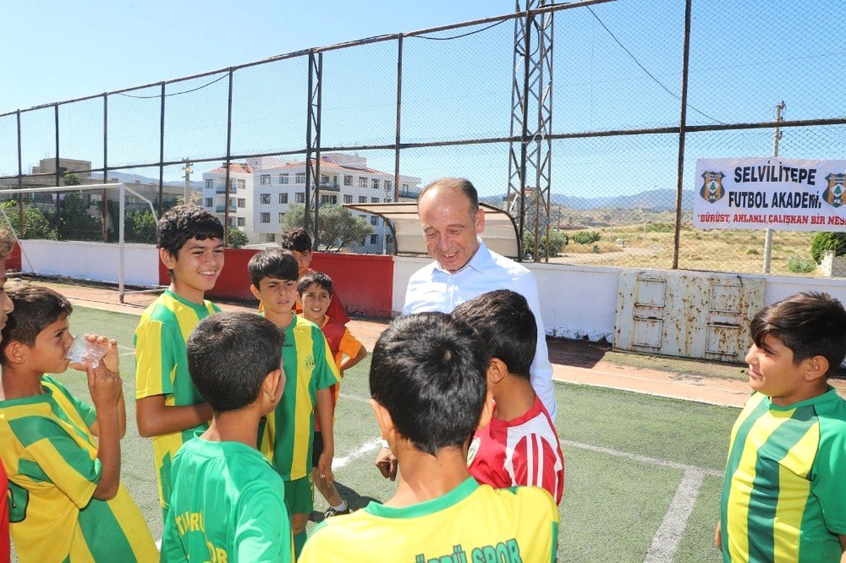 Başkan Akın\'dan yaz spor okullarına ziyaret