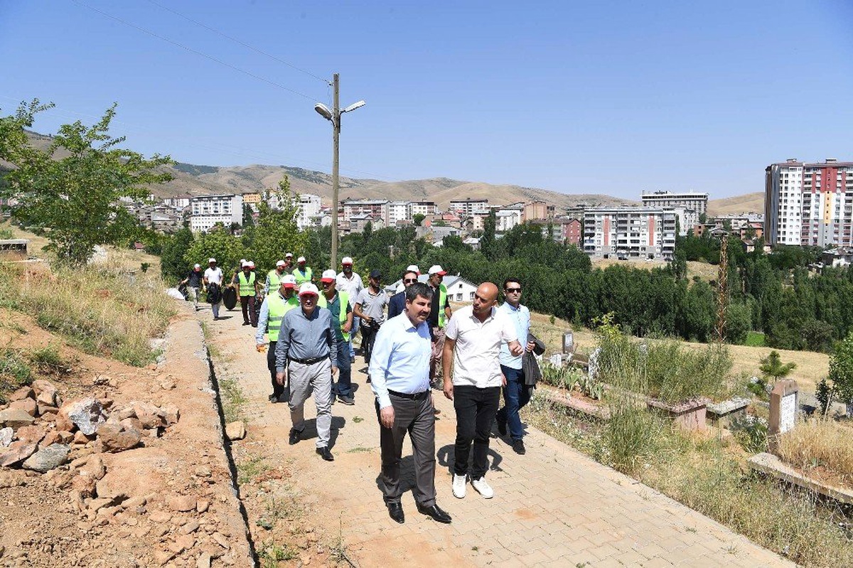 Başkan Asya, mezarlıklardaki temizlik çalışmalarını inceledi