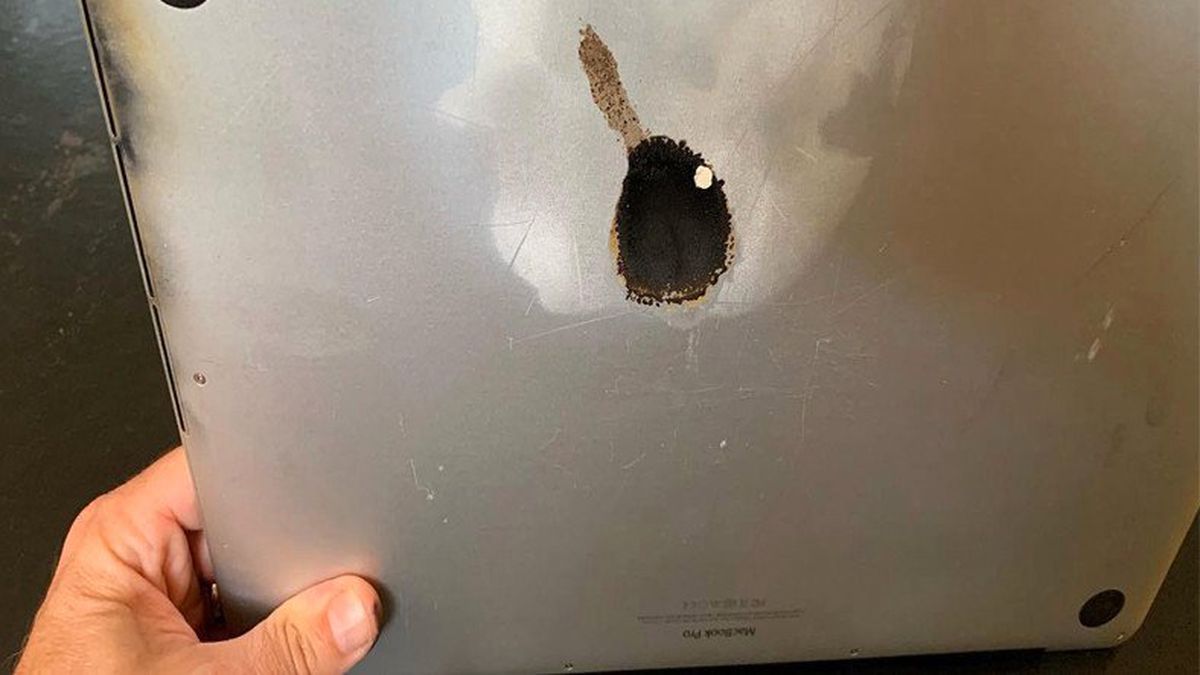 Bir MacBook Pro, Apple Batarya Değişimine Çağırmadan Hemen Önce Patladı