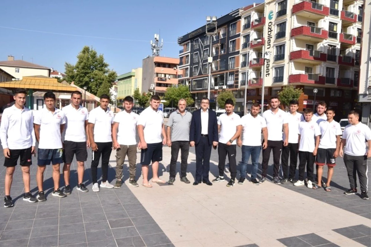Çan Belediye Başkanı Öz, güreşçileri Kırkpınar\'a uğurladı