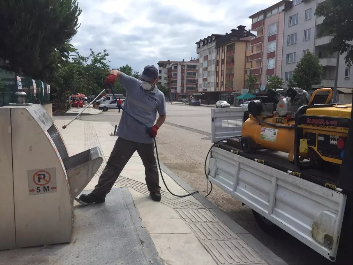 Çöp konteynerleri dezenfekte edilip koku giderici sıkılıyor