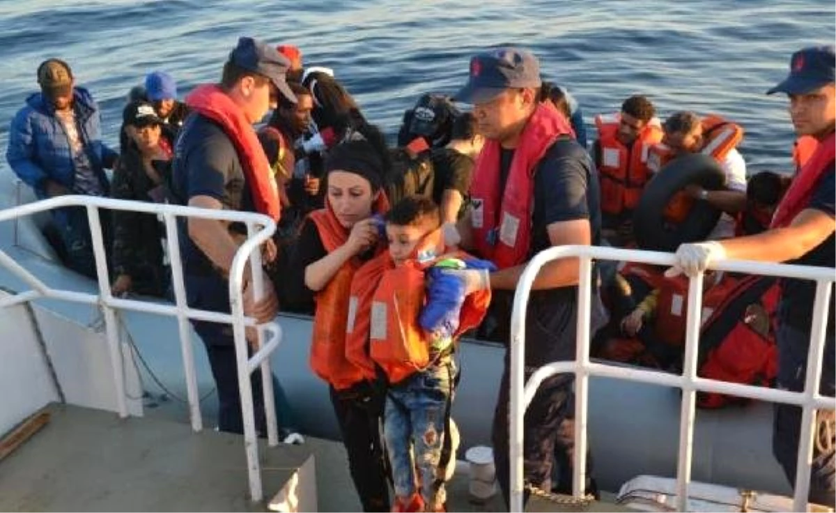 Dikili ve Foça\'da 153 kaçak göçmen yakalandı