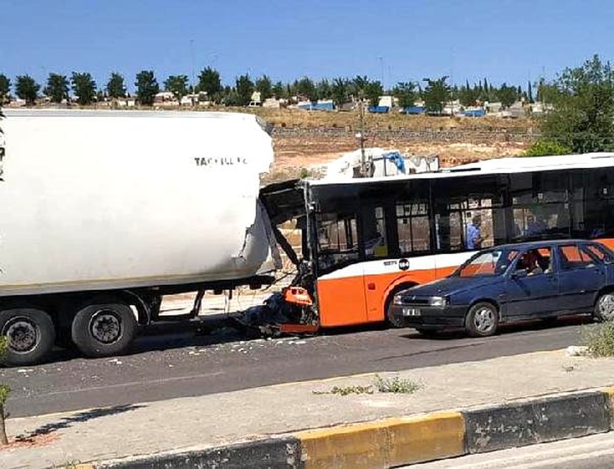 Gaziantep\'te, TIR\'a çarpan belediye otobüsünün şoförü yaralandı