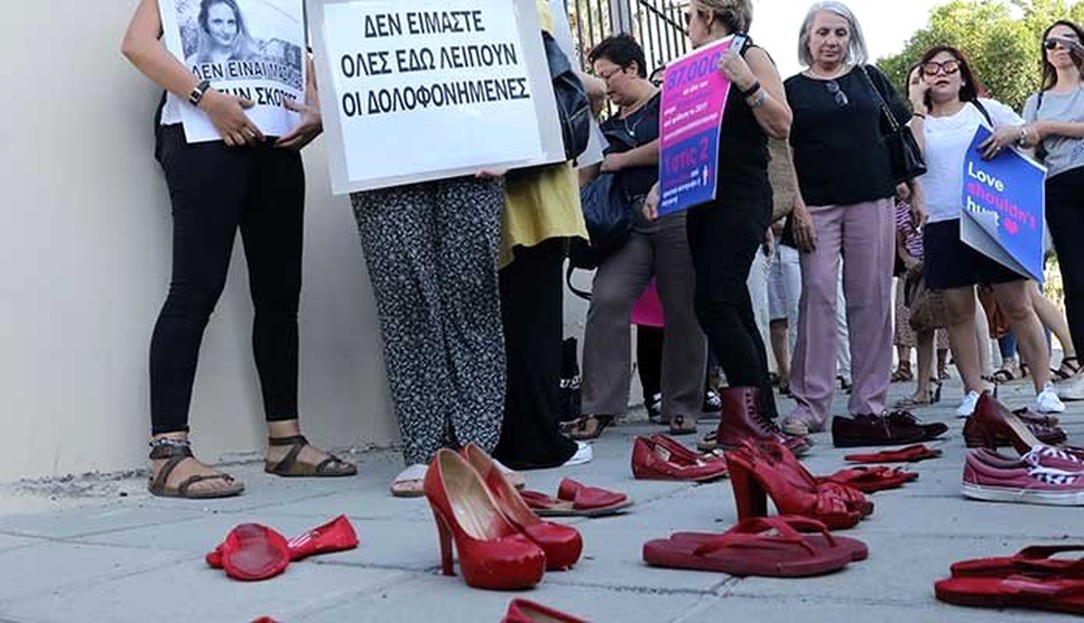 Güney Kıbrıs\'ta "kırmızı ayakkabılı" protesto