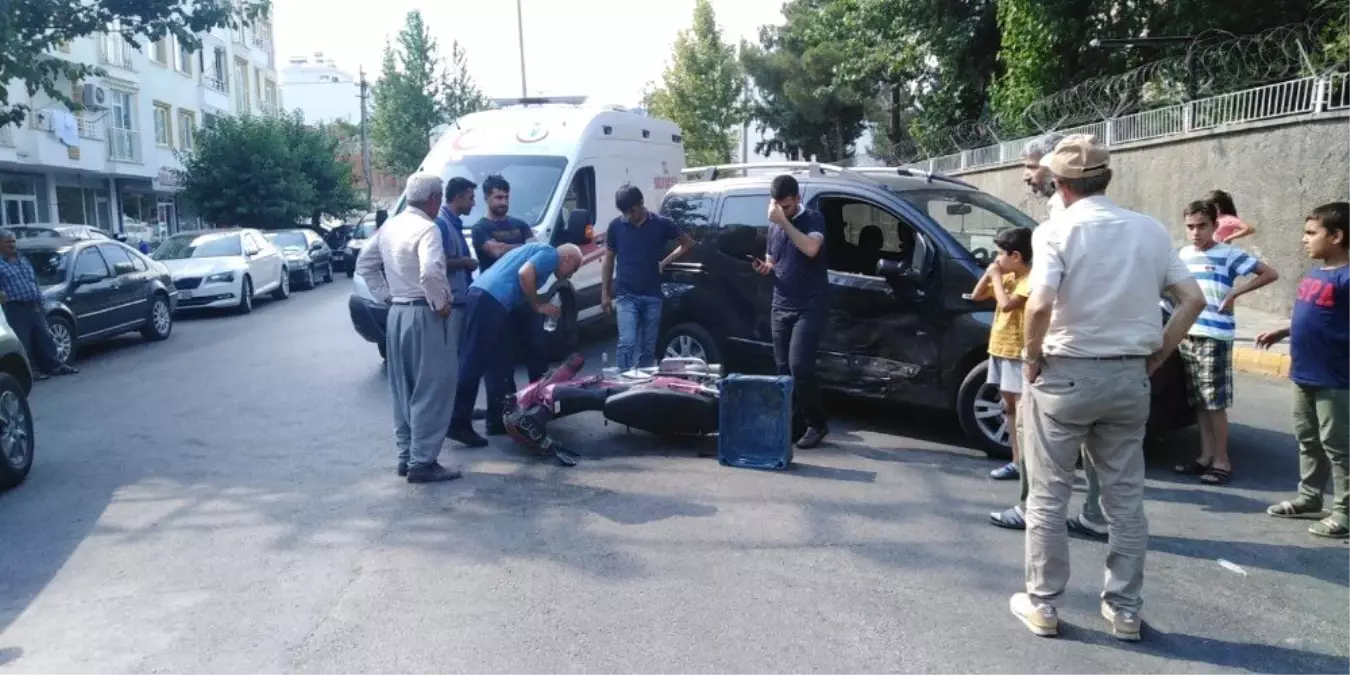 Hafif ticari araç ile motosiklet çarpıştı: 2 yaralı