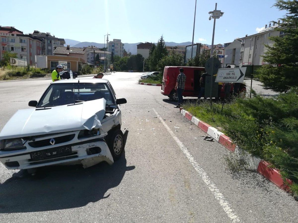 Hafif ticari araç ile otomobil kavşakta çarpıştı: 2 yaralı