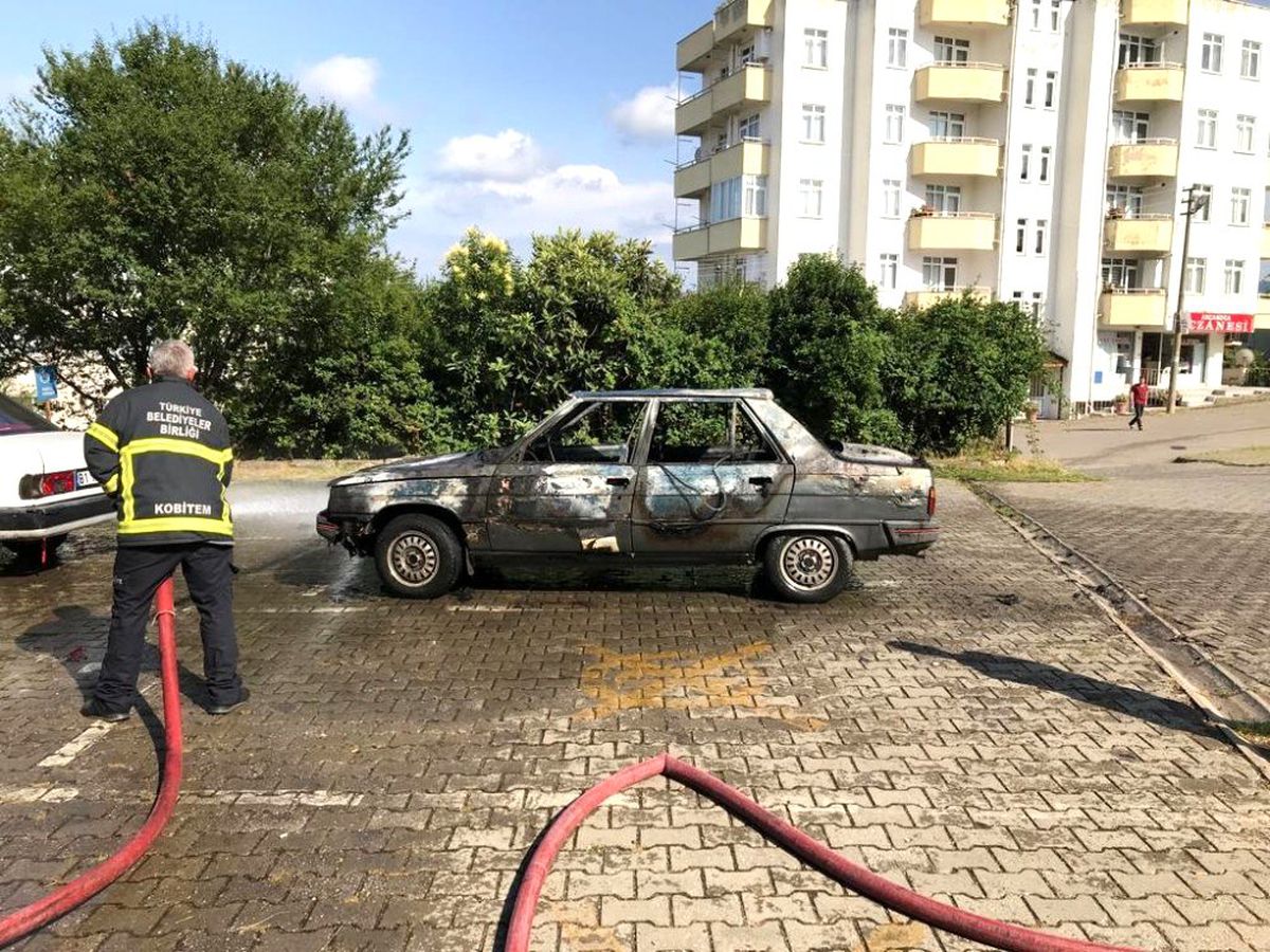 Hastane bahçesinde araç alev alev yandı