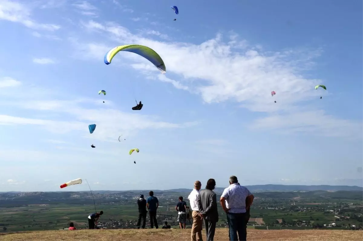 Havada paraşütleri birbirine dolanan iki paraşütçü, ölümle burun buruna geldi