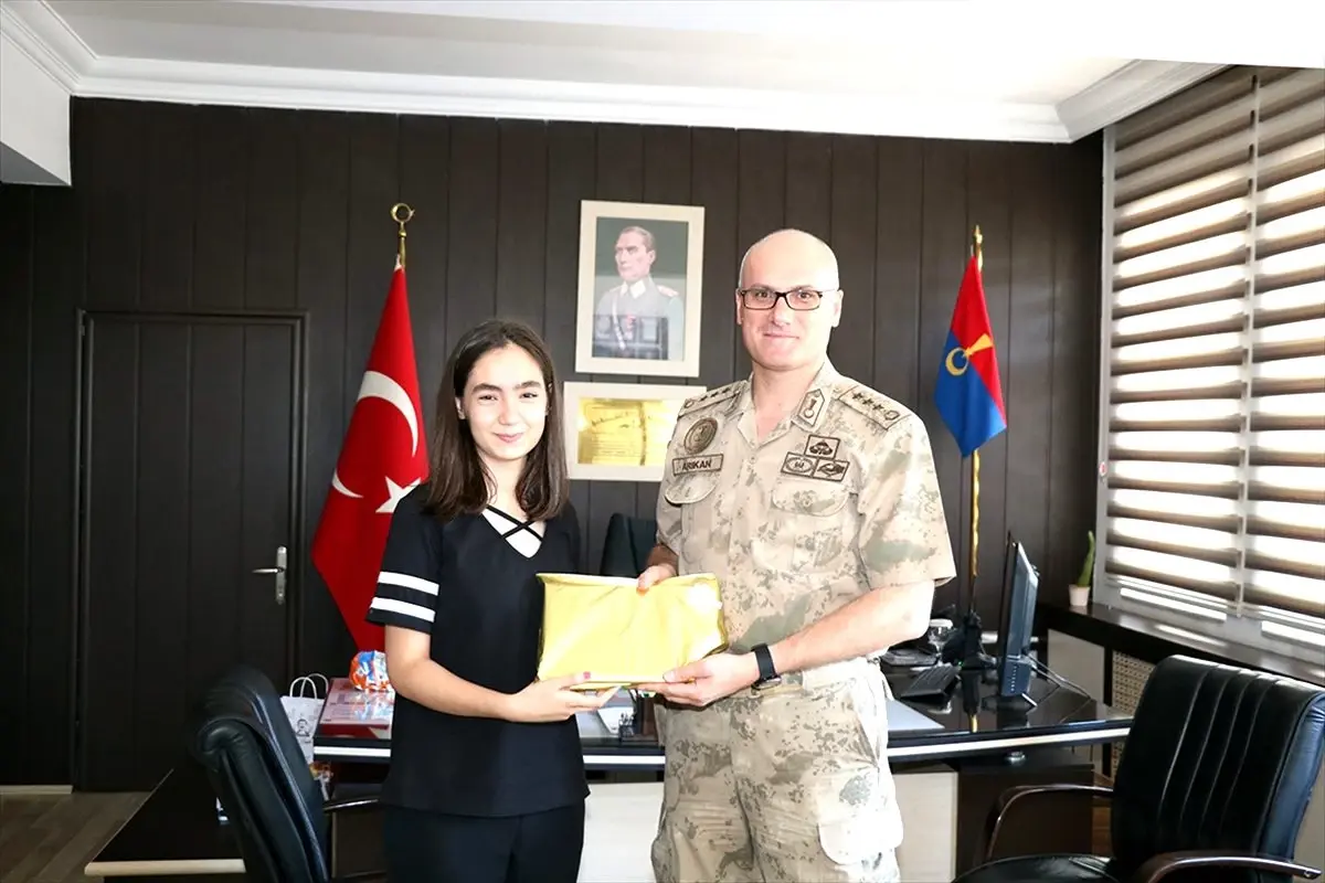 İl Jandarma Komutanı Albay Arıkan\'dan başaralı öğrenciye tablet