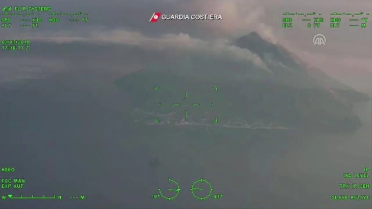 İtalya\'daki Stromboli Yanardağı\'nın patlaması - Yanardağı havadan görüntülendi