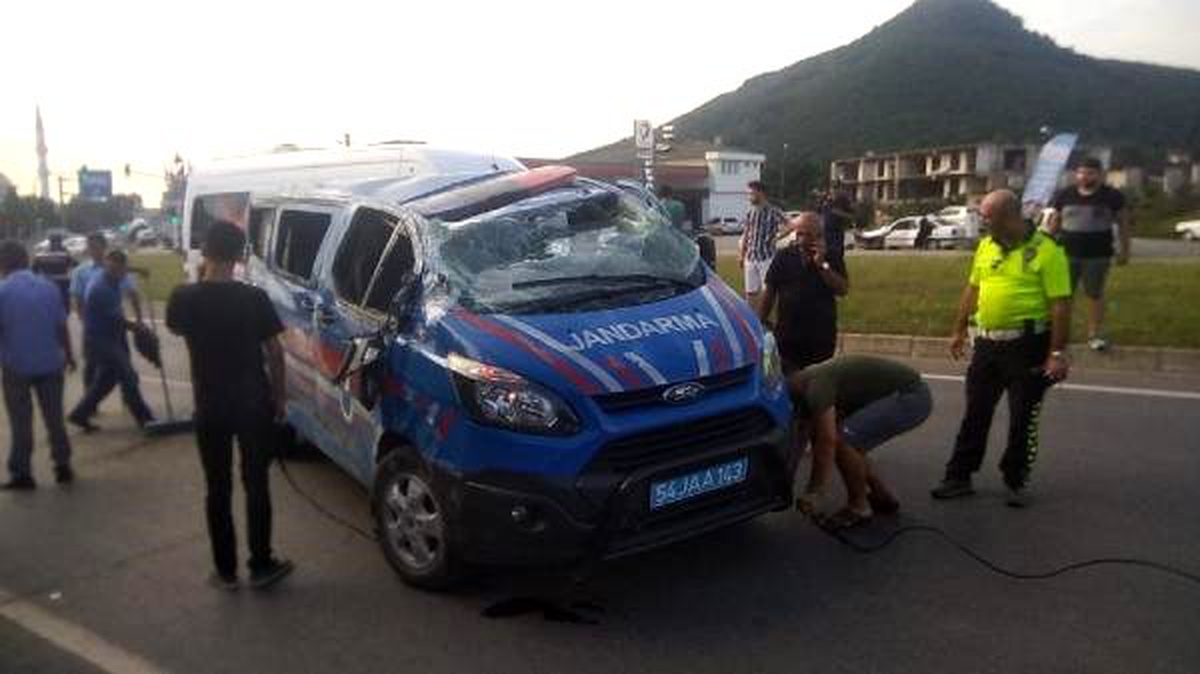 Jandarma aracıyla otomobil çarpıştı: 3 asker yaralı