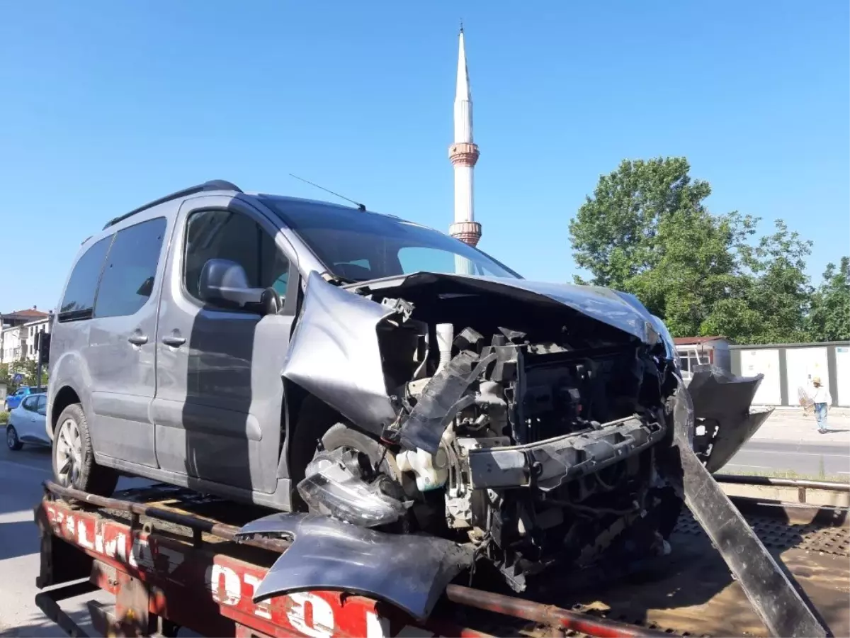 Kamyonetle çarpışan minibüs 3 araca daha çarptı: 7 yaralı