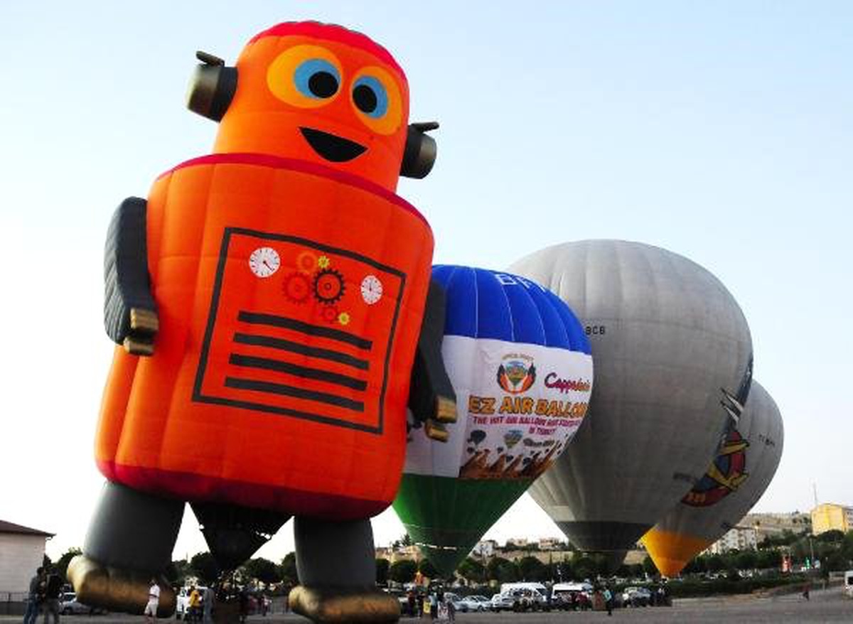 Kapadokya\'da balon festivali kortej yürüyüşüyle başladı
