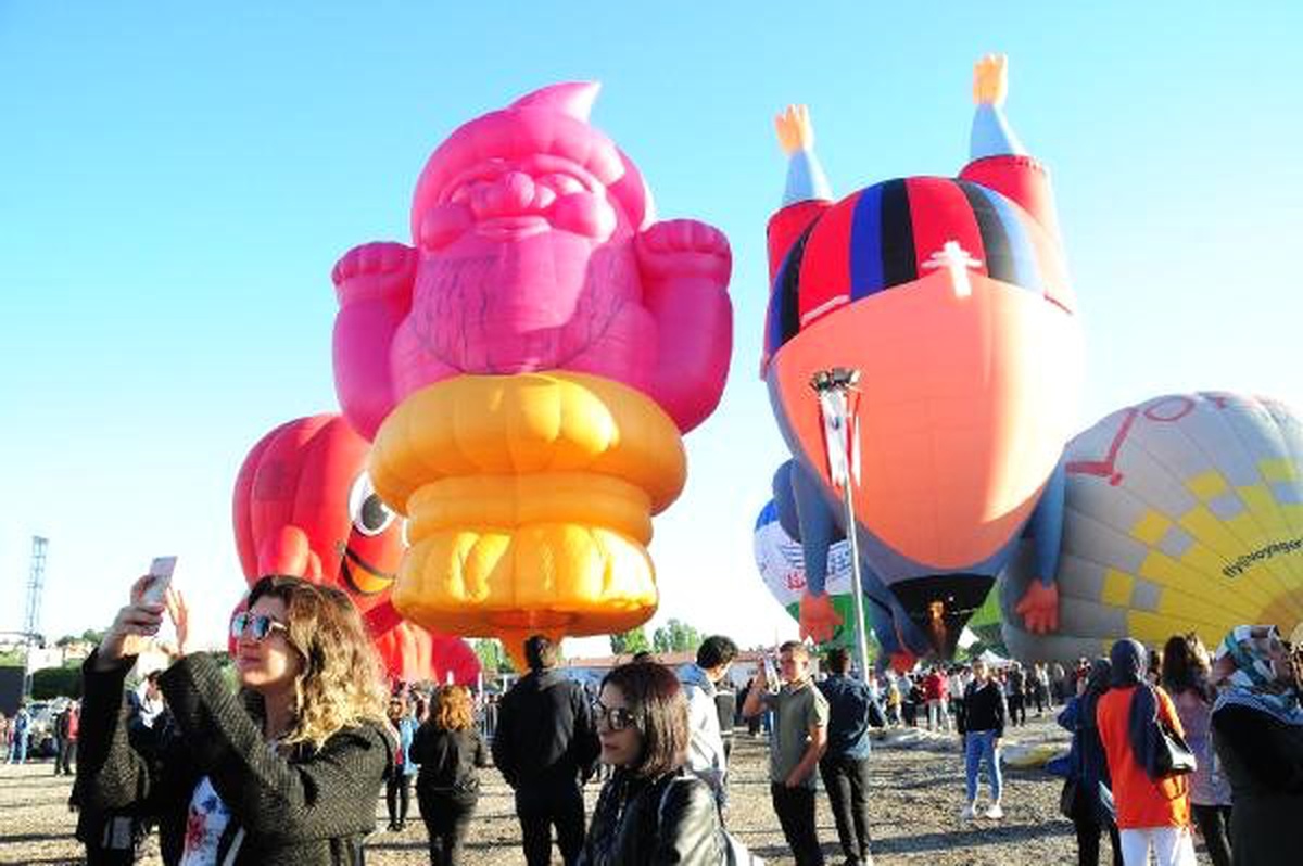 Kapadokya\'da sıcak hava balonları gökyüzünü süsledi