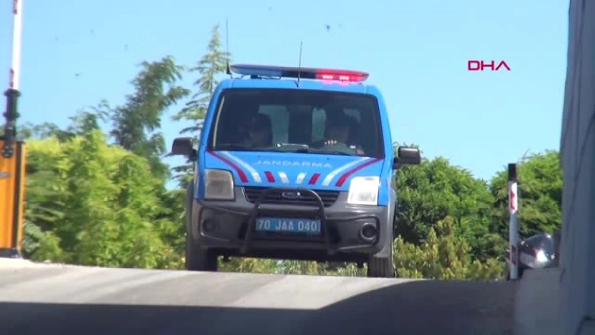 KARAMAN Köy muhtarını bıçaklayan şüpheli, adliyeye sevk edildi