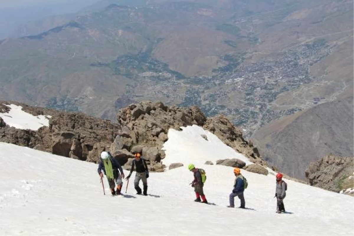 Karlı 3 bin 487 rakımlı Sümbül Dağı\'na zorlu tırmanış